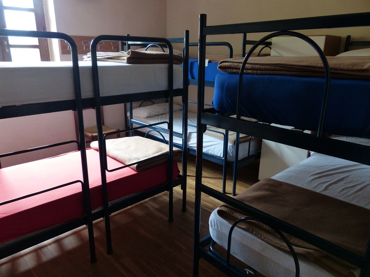 beds, youth hostel, bunk beds-182964.jpg